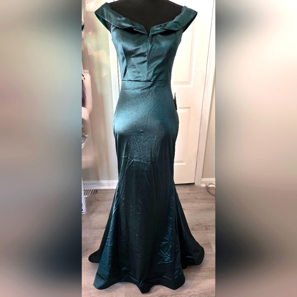 NWT Teeze Me Juniors' Off the Shoulder Satin Gown - Picture 1 of 9